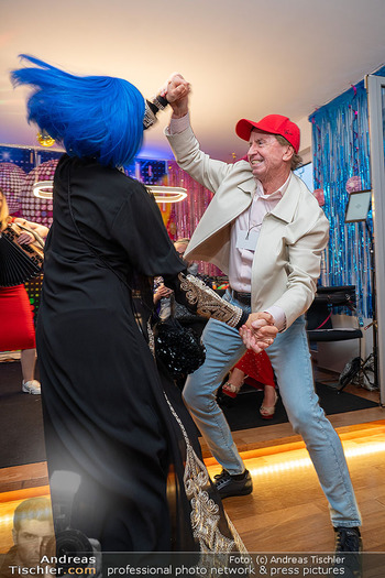 ESC Watch Party - Privates Penthouse, Wien - Sa 16.05.2026 - Heribert KASPER tanzt mit Domino BLUE127