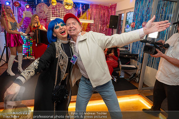 ESC Watch Party - Privates Penthouse, Wien - Sa 16.05.2026 - Heribert KASPER tanzt mit Domino BLUE128
