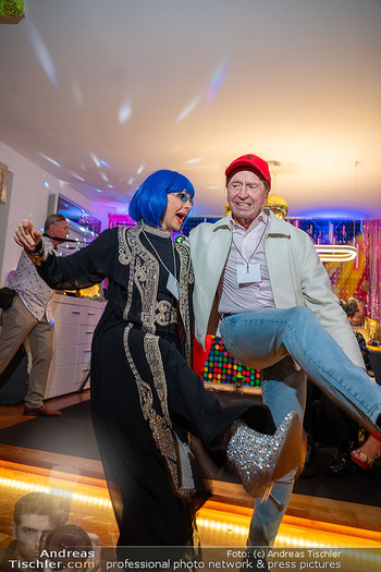 ESC Watch Party - Privates Penthouse, Wien - Sa 16.05.2026 - Heribert KASPER tanzt mit Domino BLUE130
