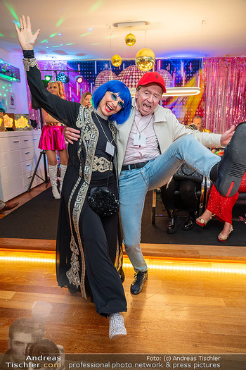 ESC Watch Party - Privates Penthouse, Wien - Sa 16.05.2026 - Heribert KASPER tanzt mit Domino BLUE133