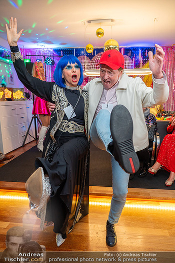 ESC Watch Party - Privates Penthouse, Wien - Sa 16.05.2026 - Heribert KASPER tanzt mit Domino BLUE134
