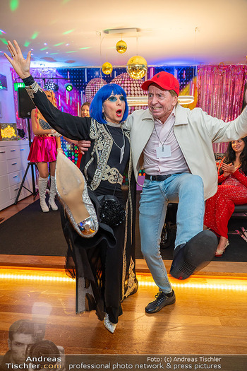 ESC Watch Party - Privates Penthouse, Wien - Sa 16.05.2026 - Heribert KASPER tanzt mit Domino BLUE135