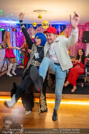 ESC Watch Party - Privates Penthouse, Wien - Sa 16.05.2026 - Heribert KASPER tanzt mit Domino BLUE136