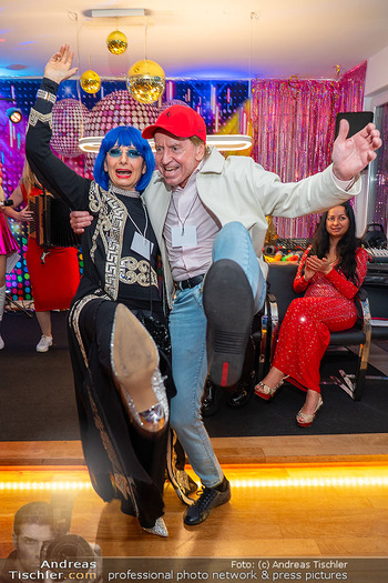 ESC Watch Party - Privates Penthouse, Wien - Sa 16.05.2026 - Heribert KASPER tanzt mit Domino BLUE137