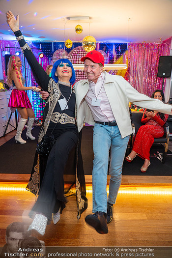 ESC Watch Party - Privates Penthouse, Wien - Sa 16.05.2026 - Heribert KASPER tanzt mit Domino BLUE138