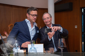 Wolfgang Fellner Buchpräsentation - Juwel im NEWS Tower, Wien - Di 19.05.2026 - Johann GUDENUS, Christoph LEITL (machen Selfie)119