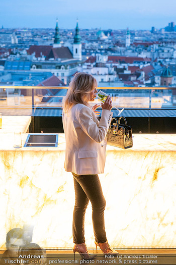 Wolfgang Fellner Buchpräsentation - Juwel im NEWS Tower, Wien - Di 19.05.2026 - Rooftop Bar, Dachterrasse, Bar, drinks, Alkohol, party, Dame, Fr126