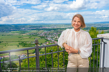Weinverkostung - Stiftsrestaurant Göttweig, NÖ - Do 21.05.2026 - Kristina SPRENGER, im Hintergrund Krems und die Wachau, Ausblick20