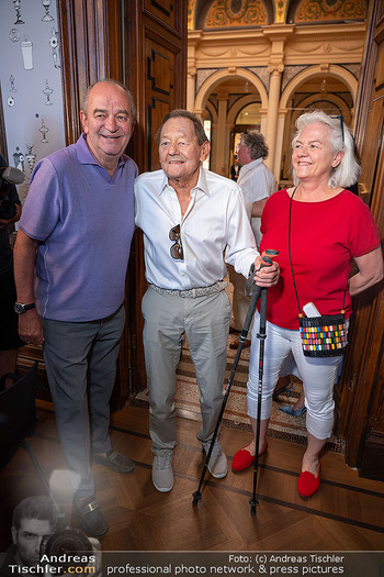 Goldenes Ehrenzeichen für Gary Lux - Künstlerhaus, Wien - Di 26.05.2026 - Herbert PROHASKA, Wolfgang AMBROS mit Ehefrau Uta (Ute)37