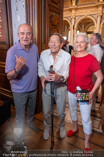 Goldenes Ehrenzeichen für Gary Lux - Künstlerhaus, Wien - Di 26.05.2026 - Herbert PROHASKA, Wolfgang AMBROS mit Ehefrau Uta (Ute)40