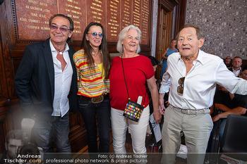 Goldenes Ehrenzeichen für Gary Lux - Künstlerhaus, Wien - Di 26.05.2026 - Christian KOLONOVITS, Brigitte JUST, Wolfgang AMBROS mit Ehefrau49