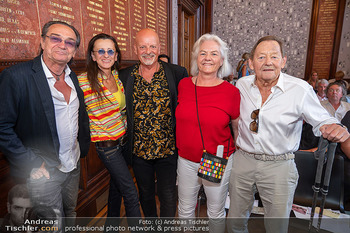 Goldenes Ehrenzeichen für Gary Lux - Künstlerhaus, Wien - Di 26.05.2026 - Christian KOLONOVITS, Brigitte JUST, Wolfgang AMBROS mit Ehefrau52