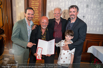 Goldenes Ehrenzeichen für Gary Lux - Künstlerhaus, Wien - Di 26.05.2026 - Gary LUX mit Söhnen Dennis und Benjamin sowie Buder und Enkelso68