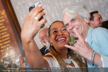 Goldenes Ehrenzeichen für Gary Lux - Künstlerhaus, Wien - Di 26.05.2026 - Stella JONES, Selfie mit Ulli BAER BÄR BÄER72