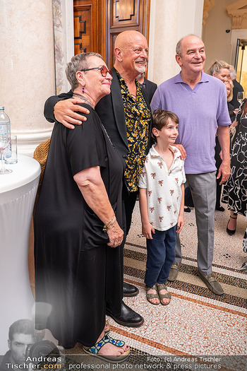 Goldenes Ehrenzeichen für Gary Lux - Künstlerhaus, Wien - Di 26.05.2026 - Herbert PROHASKA mit Ehefrau Elisabeth, Gary LUX mit Enkelkind78