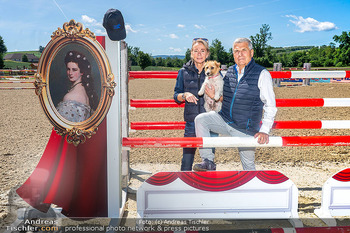 Fototermin vor LGCT Reitturnier - Privater Pferdehof, Haag - Do 04.06.2026 - Helmut MORBITZER mit Partnerin und Hund8