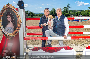 Fototermin vor LGCT Reitturnier - Privater Pferdehof, Haag - Do 04.06.2026 - Helmut MORBITZER mit Partnerin und Hund9
