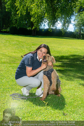 Fototermin vor LGCT Reitturnier - Privater Pferdehof, Haag - Do 04.06.2026 - Sonja KLIMA mit Hund Michelle55