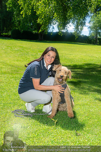 Fototermin vor LGCT Reitturnier - Privater Pferdehof, Haag - Do 04.06.2026 - Sonja KLIMA mit Hund Michelle56