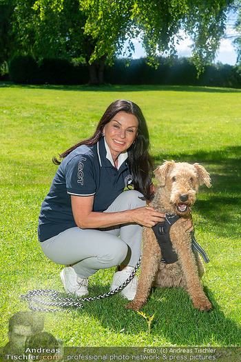 Fototermin vor LGCT Reitturnier - Privater Pferdehof, Haag - Do 04.06.2026 - Sonja KLIMA mit Hund Michelle57