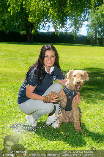 Fototermin vor LGCT Reitturnier - Privater Pferdehof, Haag - Do 04.06.2026 - Sonja KLIMA mit Hund Michelle58