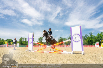 Fototermin vor LGCT Reitturnier - Privater Pferdehof, Haag - Do 04.06.2026 - Pferd springt über Hindernis, Diana SCHÖNBERG102
