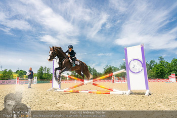 Fototermin vor LGCT Reitturnier - Privater Pferdehof, Haag - Do 04.06.2026 - Pferd springt über Hindernis, Diana SCHÖNBERG104