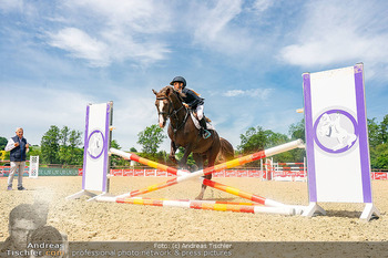 Fototermin vor LGCT Reitturnier - Privater Pferdehof, Haag - Do 04.06.2026 - Pferd springt über Hindernis, Diana SCHÖNBERG105