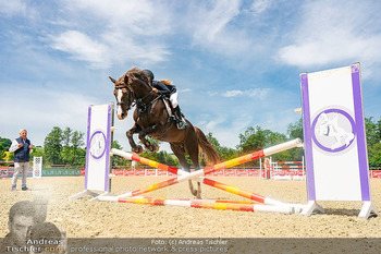 Fototermin vor LGCT Reitturnier - Privater Pferdehof, Haag - Do 04.06.2026 - Pferd springt über Hindernis, Diana SCHÖNBERG106