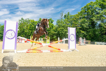Fototermin vor LGCT Reitturnier - Privater Pferdehof, Haag - Do 04.06.2026 - Pferd springt über Hindernis, Diana SCHÖNBERG107