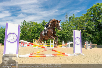 Fototermin vor LGCT Reitturnier - Privater Pferdehof, Haag - Do 04.06.2026 - Pferd springt über Hindernis, Diana SCHÖNBERG108