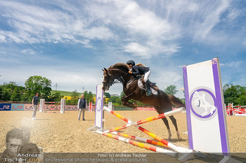Fototermin vor LGCT Reitturnier - Privater Pferdehof, Haag - Do 04.06.2026 - Pferd springt über Hindernis, Diana SCHÖNBERG109