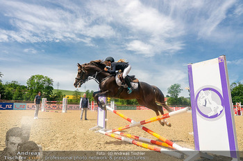 Fototermin vor LGCT Reitturnier - Privater Pferdehof, Haag - Do 04.06.2026 - Pferd springt über Hindernis, Diana SCHÖNBERG110