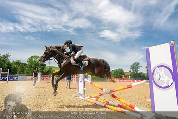 Fototermin vor LGCT Reitturnier - Privater Pferdehof, Haag - Do 04.06.2026 - Pferd springt über Hindernis, Diana SCHÖNBERG111