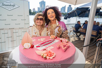 Christina Lugner Geburtstag - Strandcafe Alte Donau, Wien - Mo 08.06.2026 - Christina LUGNER mit Mutter Martha HAIDINGER und Torte2