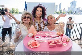 Christina Lugner Geburtstag - Strandcafe Alte Donau, Wien - Mo 08.06.2026 - Christina LUGNER mit Mutter Martha HAIDINGER, Jazz GITTI und Tor4