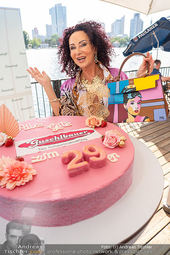 Christina Lugner Geburtstag - Strandcafe Alte Donau, Wien - Mo 08.06.2026 - Christina LUGNER mit Torte6