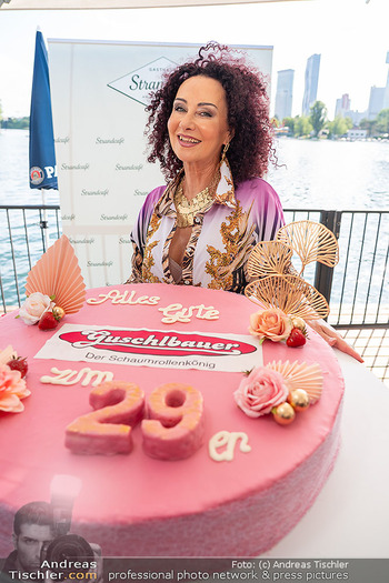Christina Lugner Geburtstag - Strandcafe Alte Donau, Wien - Mo 08.06.2026 - Christina LUGNER mit Torte10