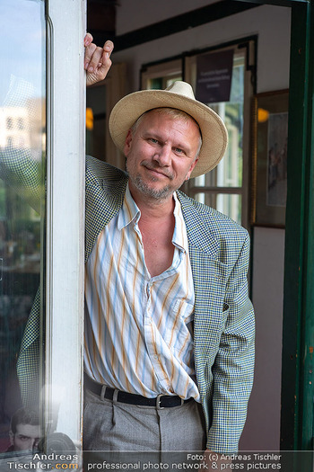 Abend der Nominierten zum Österr. Filmpreis - Purzl´s Paradiesgartl, Wien - Mo 08.06.2026 - Robert STADLOBER (Portrait)28