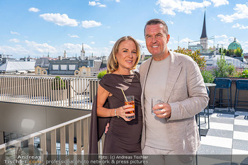 Sun AG Cocktail Empfang - Rosewood Hotel Rooftop Bar - Mo 15.06.2026 - Wolfgang GRABHER mit Ehefrau Meike10