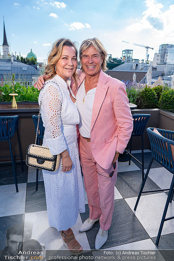 Sun AG Cocktail Empfang - Rosewood Hotel Rooftop Bar - Mo 15.06.2026 - Hansi HINTERSEER mit Ehefrau Ramona45