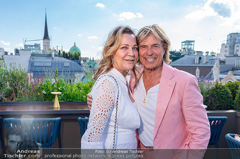 Sun AG Cocktail Empfang - Rosewood Hotel Rooftop Bar - Mo 15.06.2026 - Hansi HINTERSEER mit Ehefrau Ramona46
