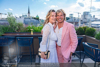 Sun AG Cocktail Empfang - Rosewood Hotel Rooftop Bar - Mo 15.06.2026 - Hansi HINTERSEER mit Ehefrau Ramona47