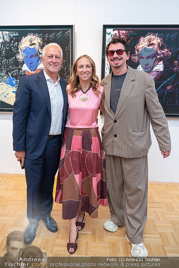 20 Jahresfeier und Ausstellung - Galerie Hartinger, Wien - Di 16.06.2026 - Gerald HARTINGER mit Kindern Lena HEIDRICH und Julian LE PLAY76