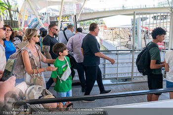 Arnold Schwarzenegger Schifffahrt - MS Wien, Schwedenplatz und Donaukanal - Mi 17.06.2026 - Arnold SCHWARZENEGGER betritt Boot inmitten von Touristen6