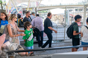 Arnold Schwarzenegger Schifffahrt - MS Wien, Schwedenplatz und Donaukanal - Mi 17.06.2026 - Arnold SCHWARZENEGGER betritt Boot inmitten von Touristen7
