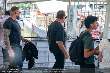 Arnold Schwarzenegger Schifffahrt - MS Wien, Schwedenplatz und Donaukanal - Mi 17.06.2026 - Arnold SCHWARZENEGGER betritt Boot inmitten von Touristen8