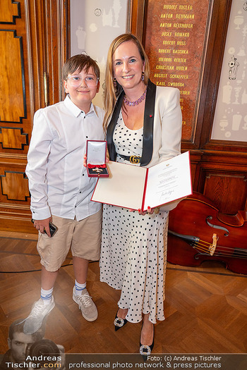 Ehrenkreuz für Maria Großbauer - Künstlerhaus, Wien - Do 18.06.2026 - Maria GROßBAUER mit Sohn Gabriel24
