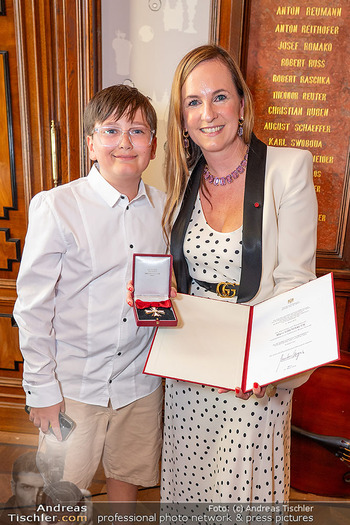 Ehrenkreuz für Maria Großbauer - Künstlerhaus, Wien - Do 18.06.2026 - Maria GROßBAUER mit Sohn Gabriel25