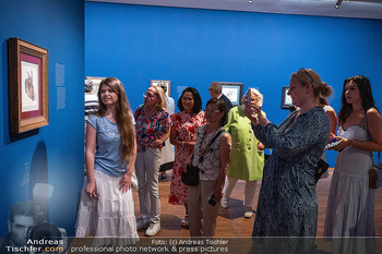 Ausstellungseröffnung ´Sammeln für die Zukunft´ - Albertina, Wien - Do 18.06.2026 - Besucher bei Kunstwerk Feldhase Dürerhase Gemälde Zeichnung Al69